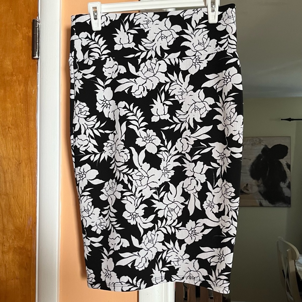 Black and white pencil skirt